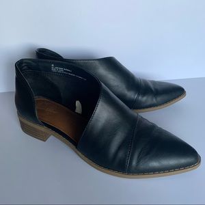 Universal Thread Black Pointed Flats